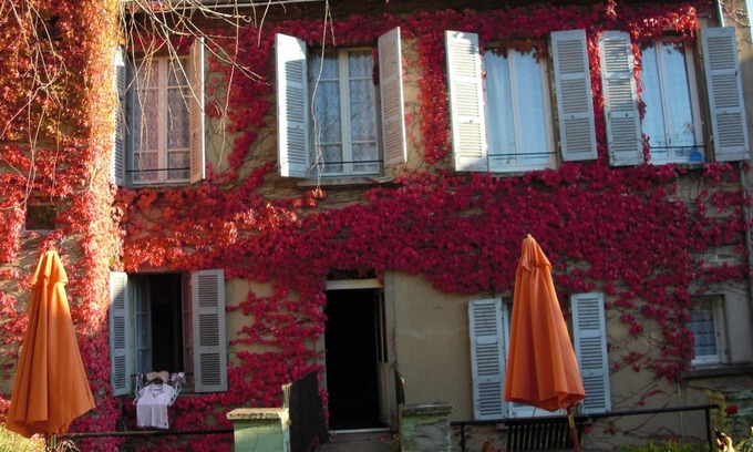 Neris-les-Bains Apartamento | Homerez - Amazing studio for 2 ppl. with garden at Néris-les-Bains