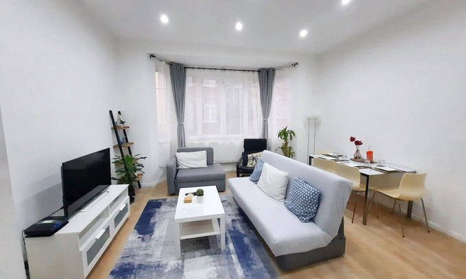 Sint-Jans-Molenbeek Apartamento | Homerez - Apto. Molenbeek-St-Jean + Parking