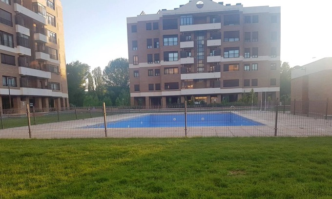 Cuenca Apartamento | Homerez - Apartement for 6 ppl. with shared pool, jacuzzi and terrace at Cuenca