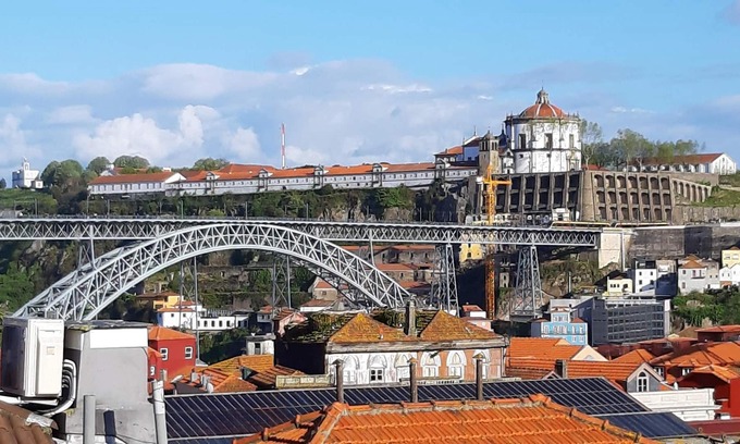 Sao Nicolau Apartamento | Homerez - Appartement 3 km away from the beach for 8 ppl. with balcony at Porto
