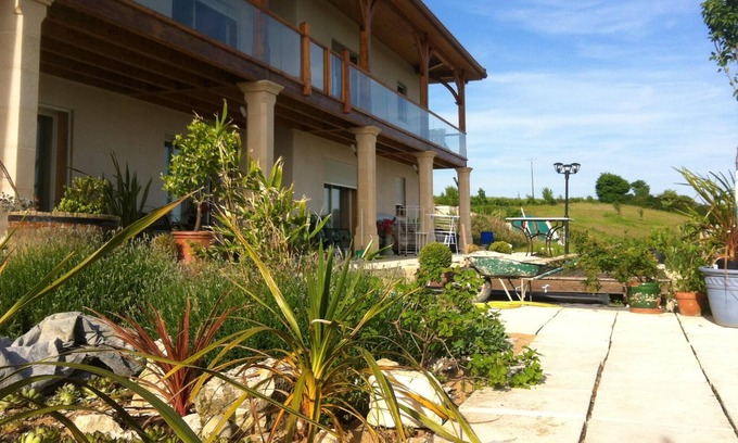 Catonvielle Apartamento | Homerez - Apartamento para 5 pers. con piscina, jacuzzi y terraza en Catonvielle