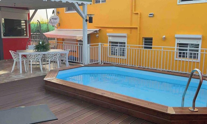 Les Abymes Apartamento | Homerez - Apt Les Abymes, piscina privada.
