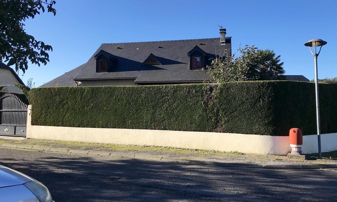 Lourdes Apartamento | Homerez - Apartamento a 16 km de las pistas para 8 pers. con jardín en Lourdes