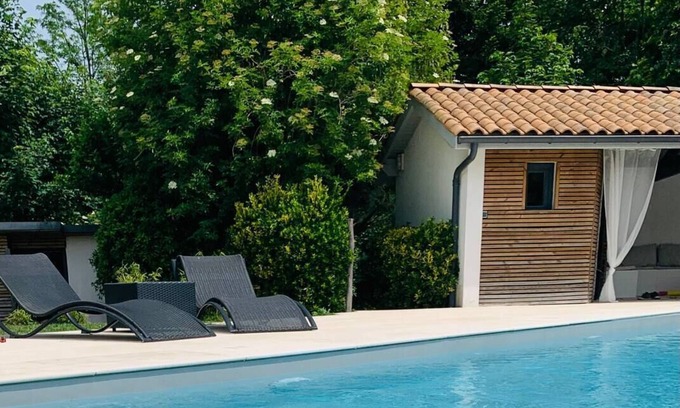 Salleboeuf Chalet De Esquí | Homerez - Beautiful chalet for 6 ppl. with shared pool and terrace at Sallebœuf