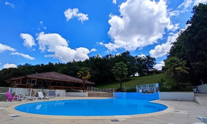 Mauroux Chalet De Esquí | Homerez - Beautiful chalet for 6 ppl. with shared pool and terrace at Mauroux