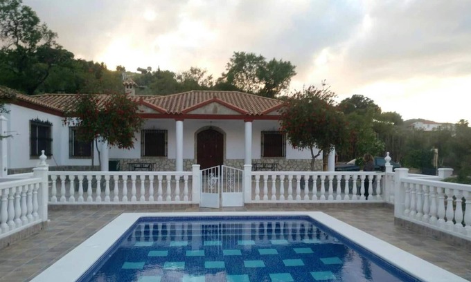 Prado del Rey Chalet De Esquí | Homerez - Big chalet for 11 ppl. with swimming-pool and terrace at Prado del Rey
