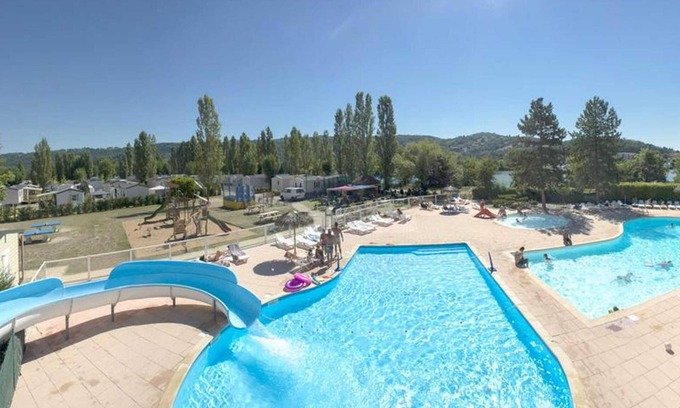 Condrieu Casa | Homerez - Bungaló cómodo en Condrieu con piscina compartida