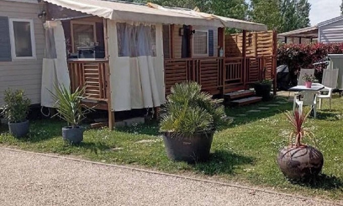 Condrieu Casa | Homerez - Bungaló cómodo en Condrieu con piscina compartida