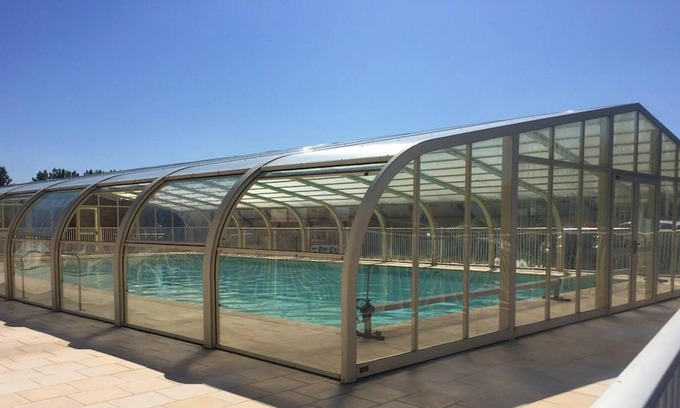 Grandcamp-Maisy Chalet De Esquí | Homerez - Chalet a la montaña para 4 pers. con piscina compartida y jardín