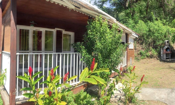 Bouillante Casa | Homerez - Encantador Bungalow cerca de Bouillante con Aire Acondicionado