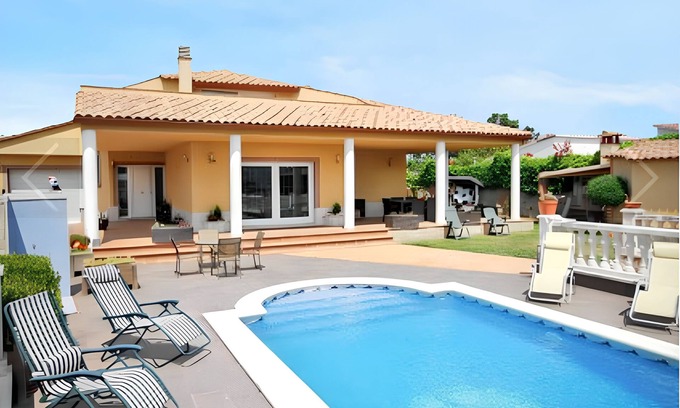 Vidreres Chalet De Esquí | Homerez - Encantador Chalet en Vidreres con Piscina Privada