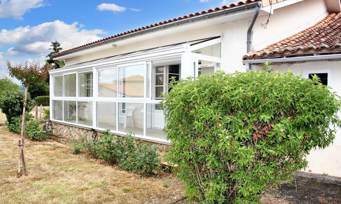 Montbron Casa | Homerez - Casa encantadora en Montbron con terraza y jardín