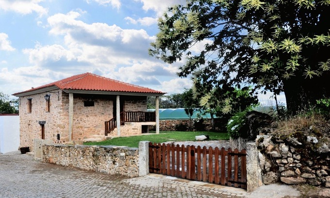 Salsas Casa | Homerez - Casa Encantadora en Parada + Chimenea, Jardín