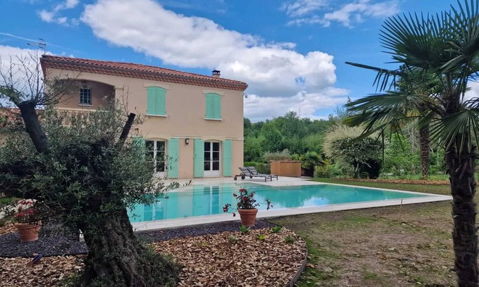Riberac Villa | Homerez - Villa encantadora en Ribérac con piscina privada