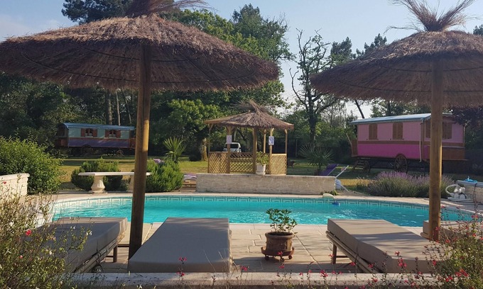 Bussac-Foret Casa | Homerez - Casa cómoda en Bussac-Forêt - Piscina