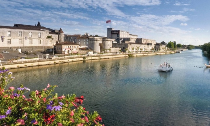 Cognac Apartamento | Homerez - Apartamento contemporáneo en Cognac