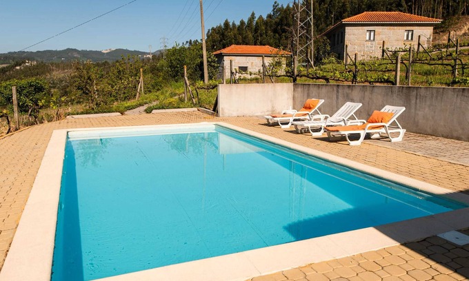 Aveiro Villa | Homerez - Acogedora villa en Aveiro con piscina compartida y vistas