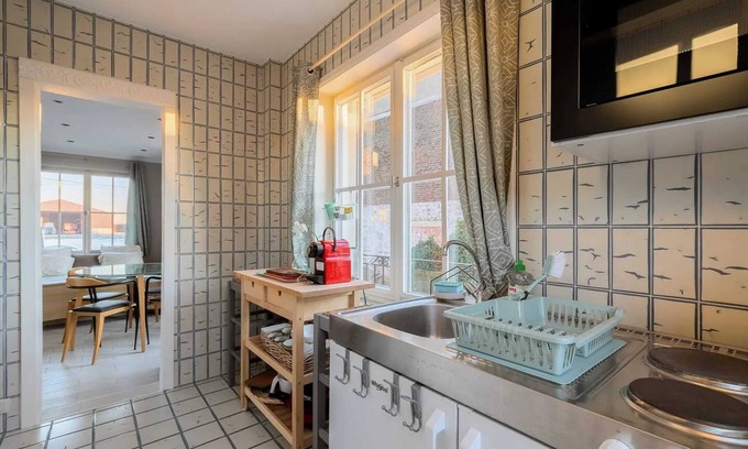 Courcelles Casa | Homerez - Acogedor apartamento en Courcelles 35 m² con terraza relajante