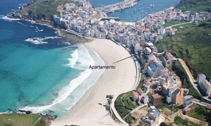 Malpica de Bergantinos Apartamento | Homerez - Apartamento elegante en Malpica con vistas al mar