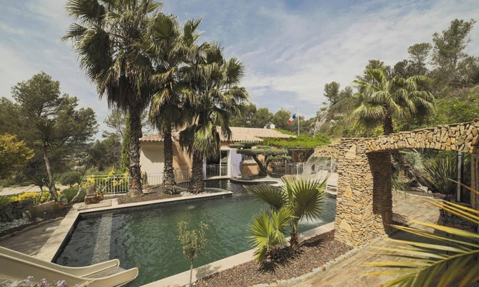 Aubagne Villa | Homerez - Elegante Villa con Piscina en Aubagne - Jacuzzi Incluido