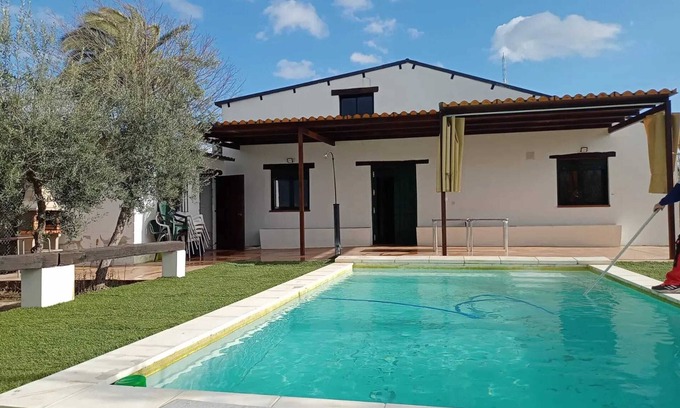 Arahal Villa | Homerez - Moderna villa con piscina en Valleverde