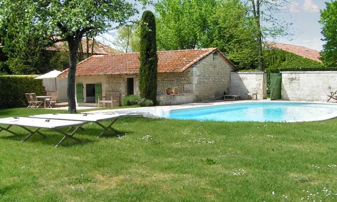 Bellon Casa | Homerez - Casa familiar en Bellon, piscina privada de 200m²
