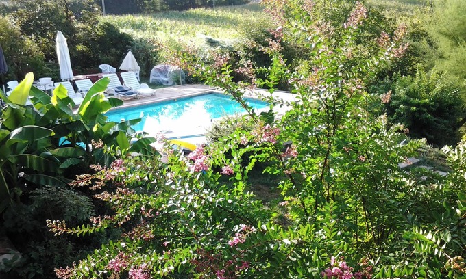 Saint-Etienne-de-Maurs Apartamento | Homerez - Apto con piscina cerca de St-Étienne
