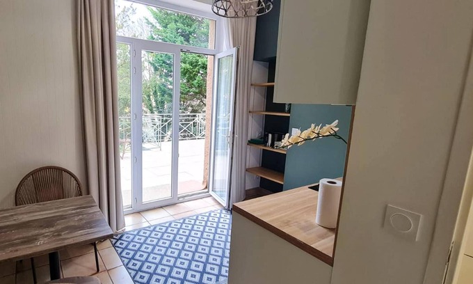 Saint-Cyr-au-Mont-d'Or Apartamento | Homerez - Apartamento para 2 pers. con jardín en Saint-Cyr-au-Mont-d'Or