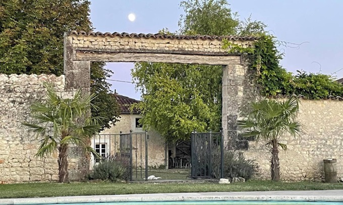 Saint-Palais-du-Ne Casa | Homerez - Casa en Saint-Palais-du-Né