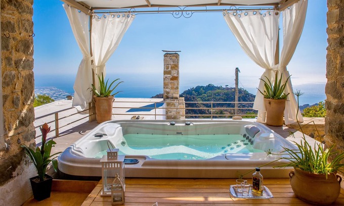 Anatoli Casa | Homerez - Casa a 12 km de la playa para 9 pers. con jacuzzi y jardín en Anatoli