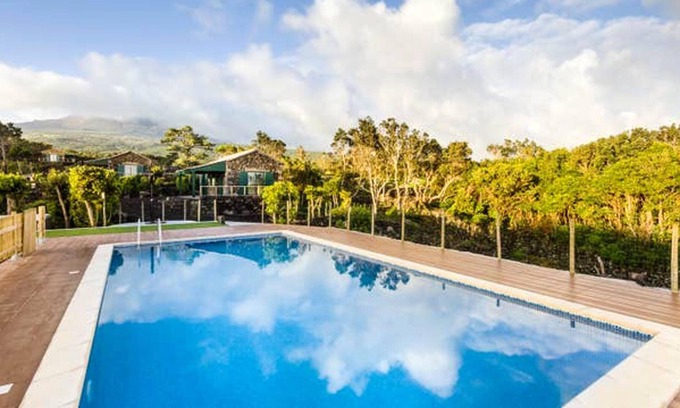 Sao Roque do Pico Casa | Homerez - Casa para 4 pers. con piscina compartida, jacuzzi y jardín en Lajido
