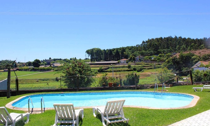 Vila Nova de Famalicao Casa | Homerez - Casa para 4 pers. con piscina compartida, jardín y balcón en Requião