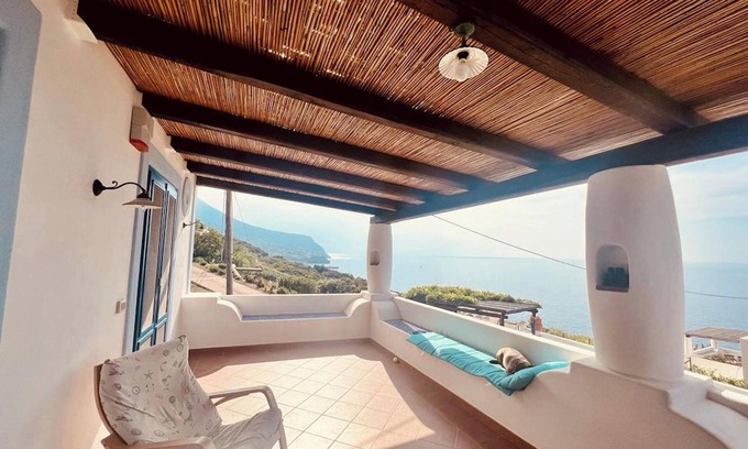 Malfa Casa | Homerez - Casa en Malfa, vista al mar.