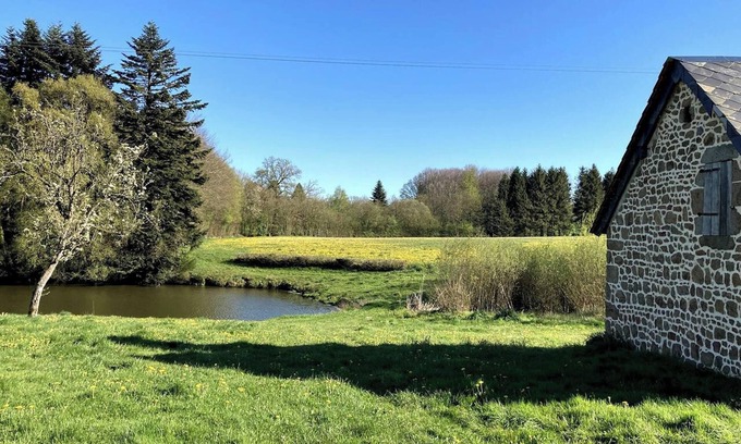 Joue-du-Bois Casa | Homerez - Casa encantadora en Joué-du-Bois con vista al lago