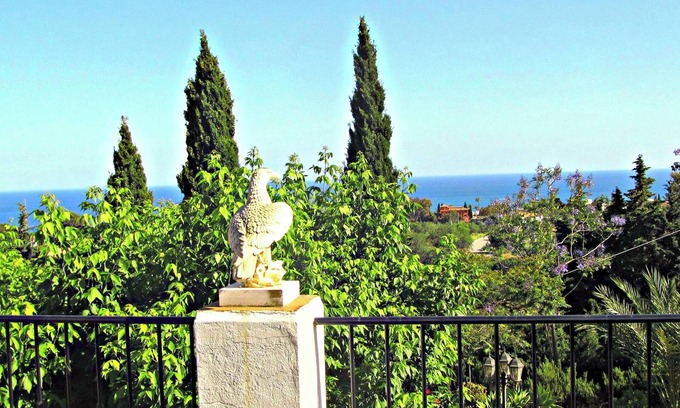 Estepona Villa | Homerez - Villa a 1 km de la playa para 7 pers. con piscina y jardín en Estepona