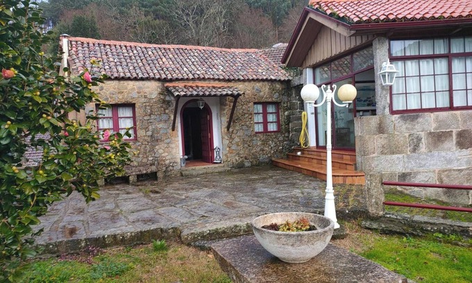 Gondomar Casa | Homerez - Villa lujosa en Nande con piscina privada
