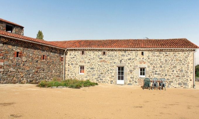 Moutiers-Sous-Chantemerle Casa | Homerez - Casa en Moncoutant con piscina