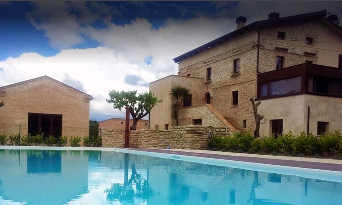 Montalto delle Marche Apartamento | Homerez - Bonito apartamento para 4 pers. con piscina compartida