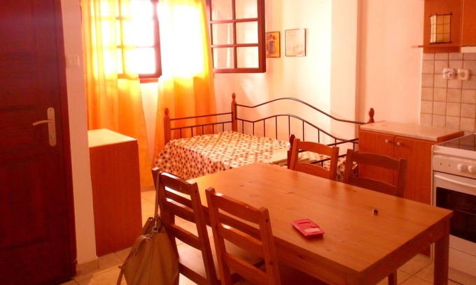Chalandri Apartamento | Homerez - Apartamento a 400 m de la playa para 4 pers. con jardín en Chalandri