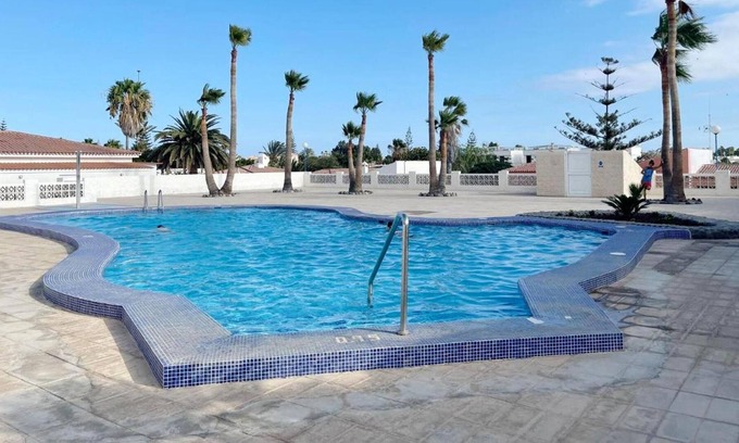 Las Rosas Apartamento | Homerez - Apartamento a 1 km de la playa para 2 pers. con piscina compartida