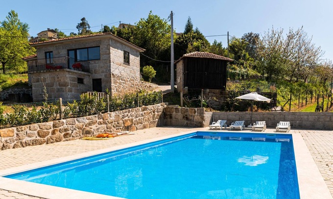 Castelo de Paiva Casa | Homerez - Casa para 5 pers. con piscina compartida, terraza y balcón en Fornos