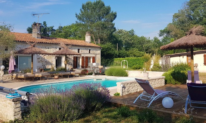 Bussac-Foret Casa | Homerez - Casa para 2 pers. con piscina compartida y terraza en Bussac-Forêt