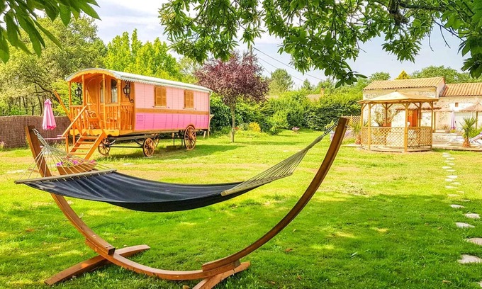 Bussac-Foret Casa | Homerez - Nice property for 2 ppl. with shared pool and garden at Bussac-Forêt