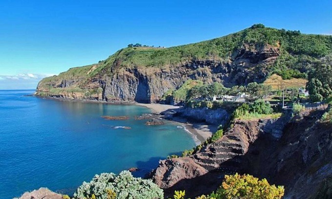 Caloura Casa | Homerez - Peaceful Retreat with Jacuzzi in Lagoa