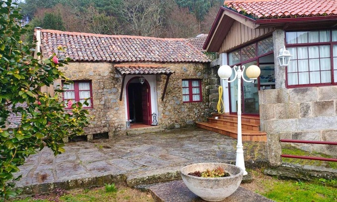 Gondomar Casa | Homerez - Propiedad a 5 km de la playa para 9 pers. con piscina compartida