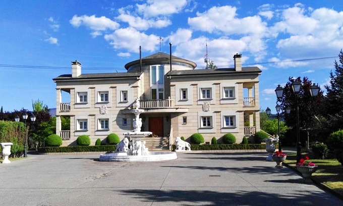 Almazcara Casa | Homerez - Castillo para 8 pers. con jacuzzi, jardín y terraza en Congosto