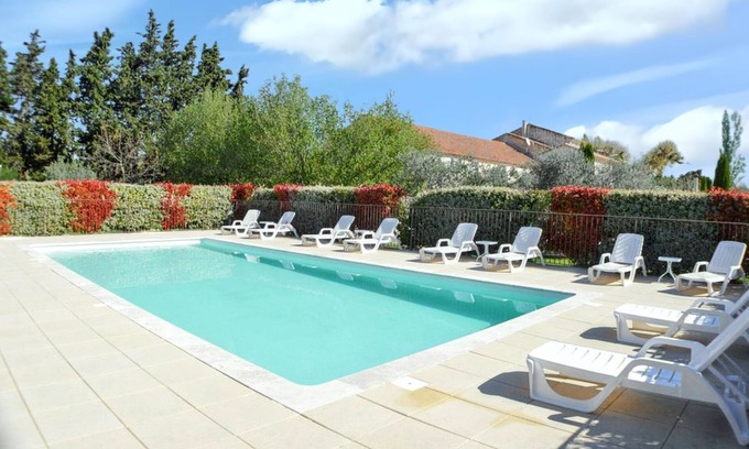 Monteux Apartamento | Homerez - Apto. Monteux, piscina