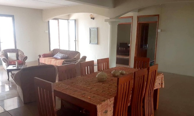 Vacoas-Phoenix Apartamento | Homerez - Espacioso apartamento para 6 pers. con balcón en Curepipe
