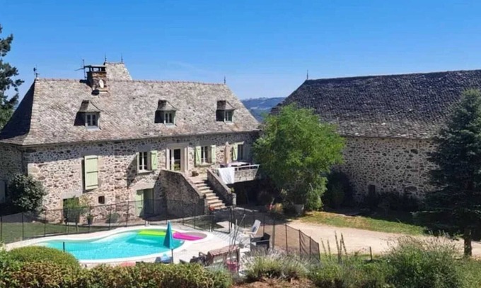 La Bastide-l'Eveque Villa | Homerez - Amplia villa con piscina en Bas-Ségala