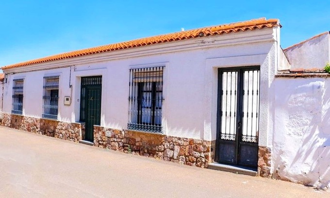 Castilblanco Casa | Homerez - Spacious house for 8 ppl. with terrace at Castilblanco